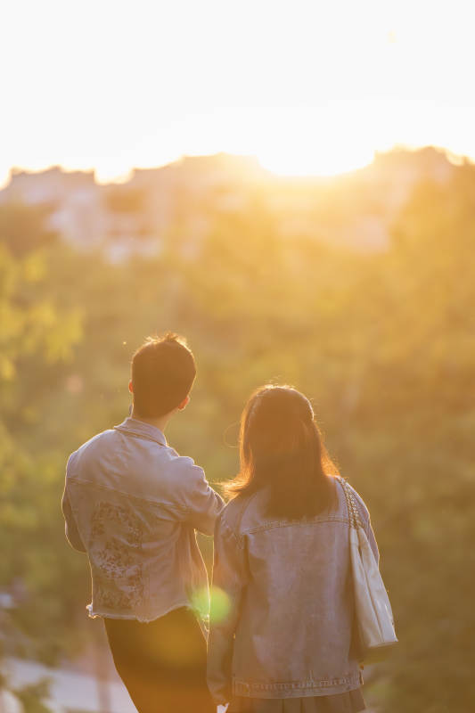 夕阳下的青春背影图片