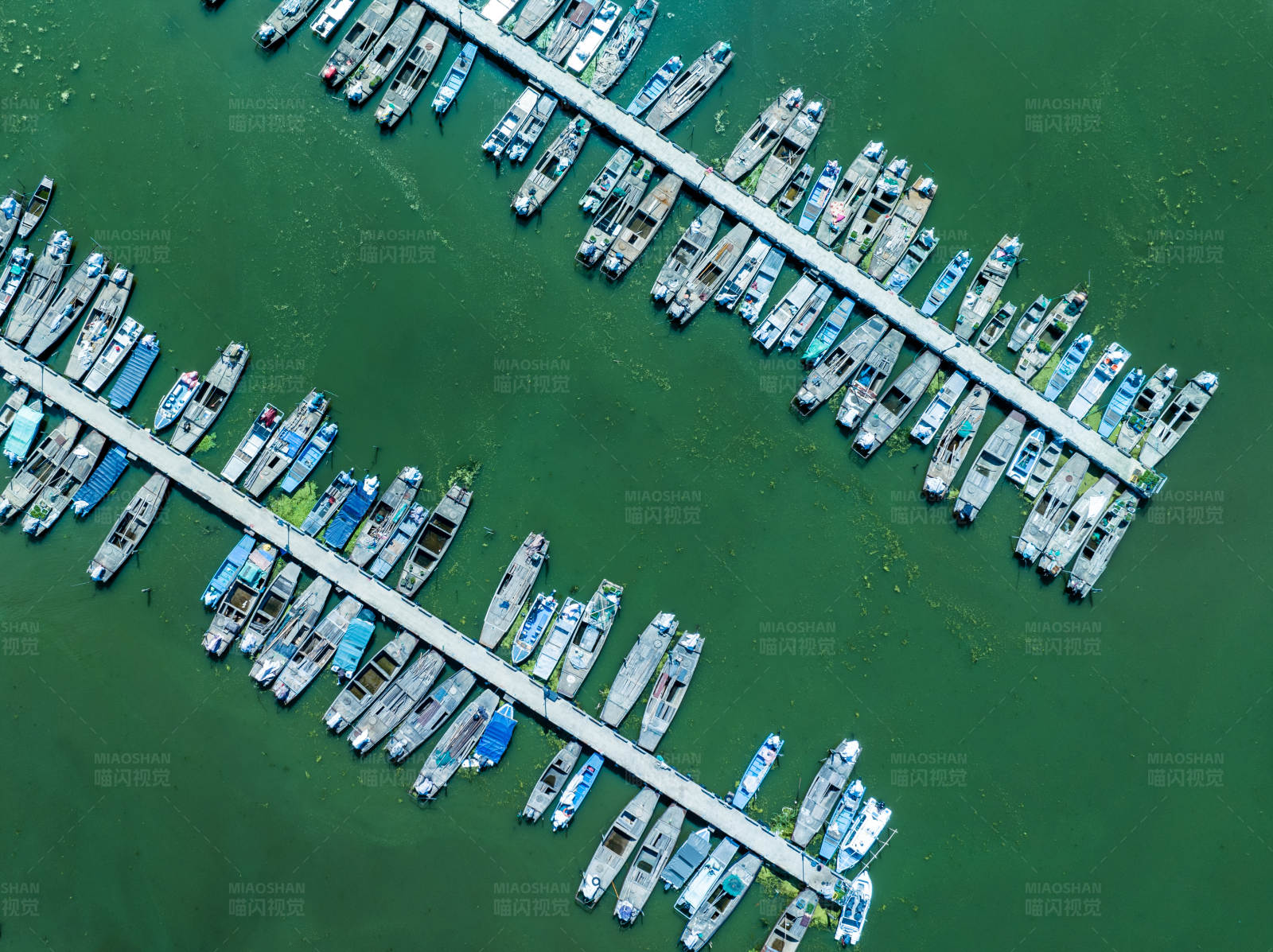 码头停泊的船只图片