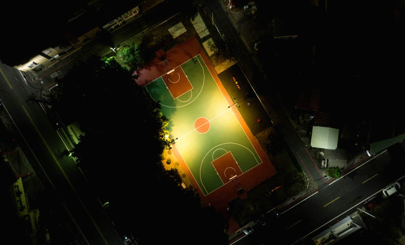 夜幕下的篮球场图片