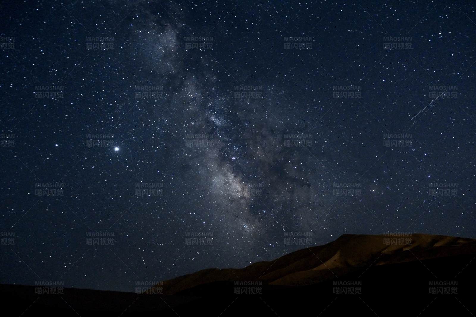 星空下的沙漠夜景图片