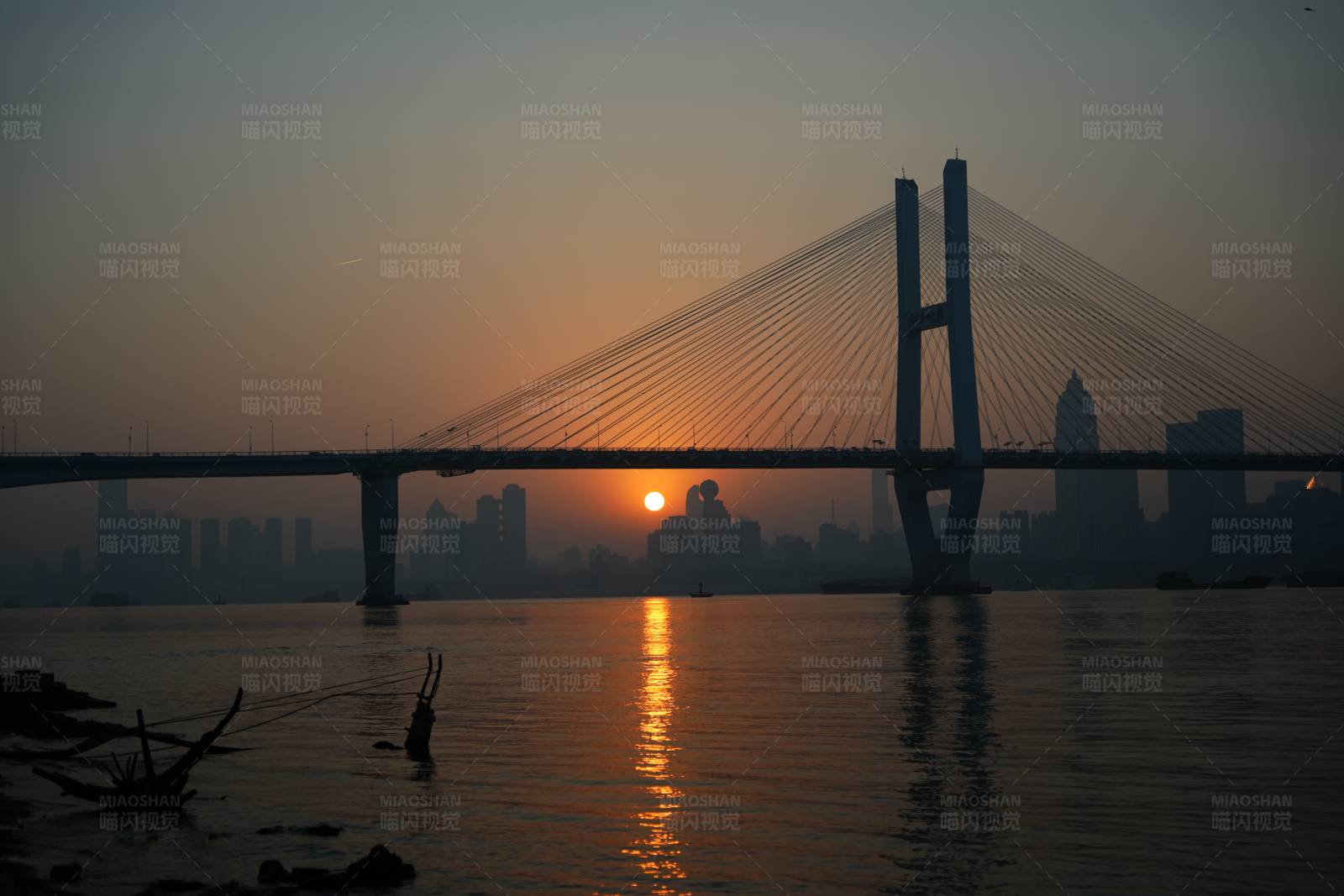 夕阳下的城市剪影武汉长江二桥图片