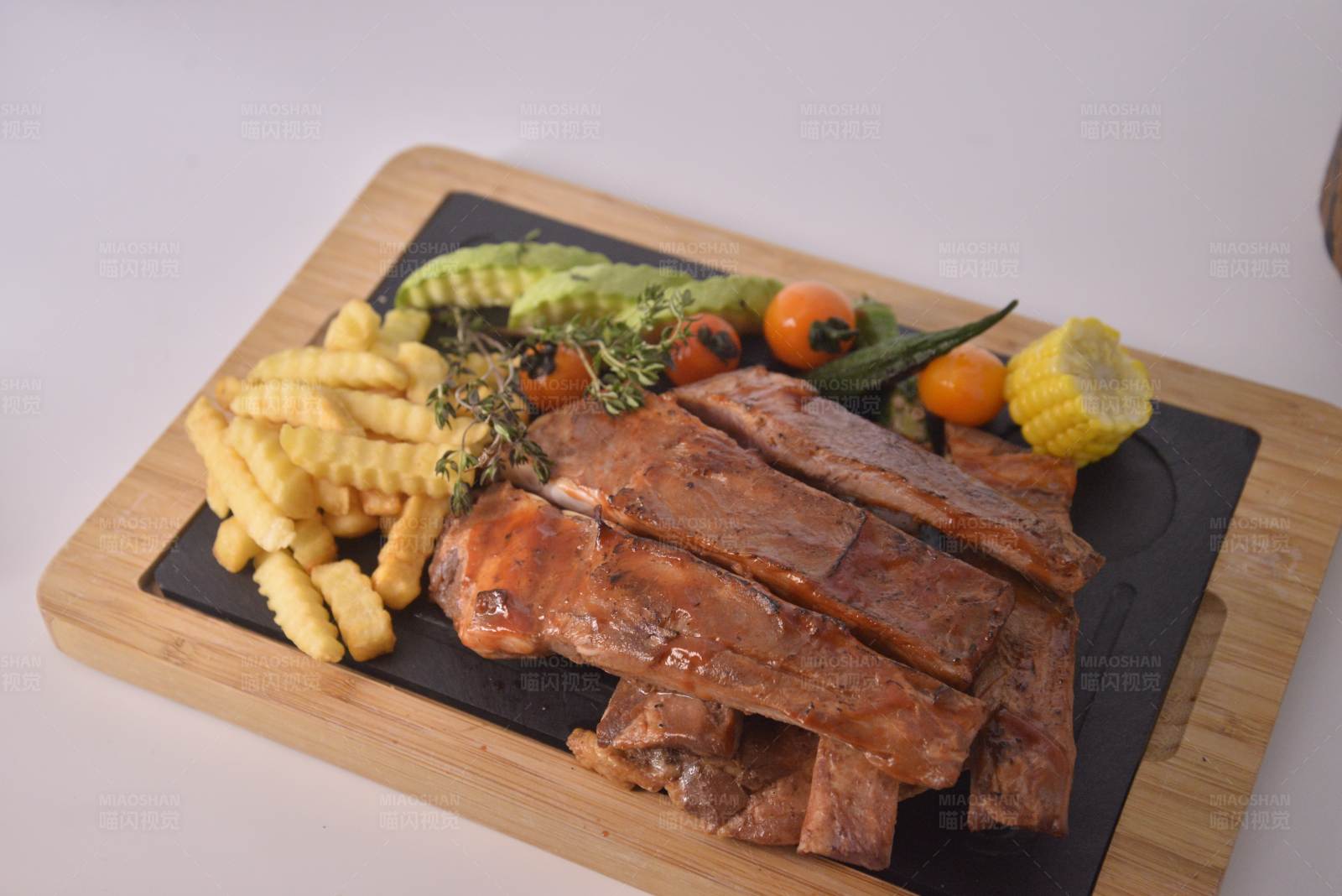 烤肉拼盘与薯条图片