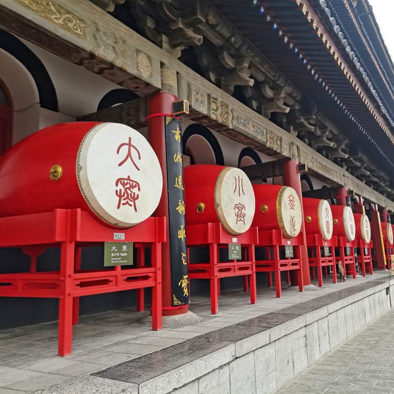 寺庙前的红色大鼓图片