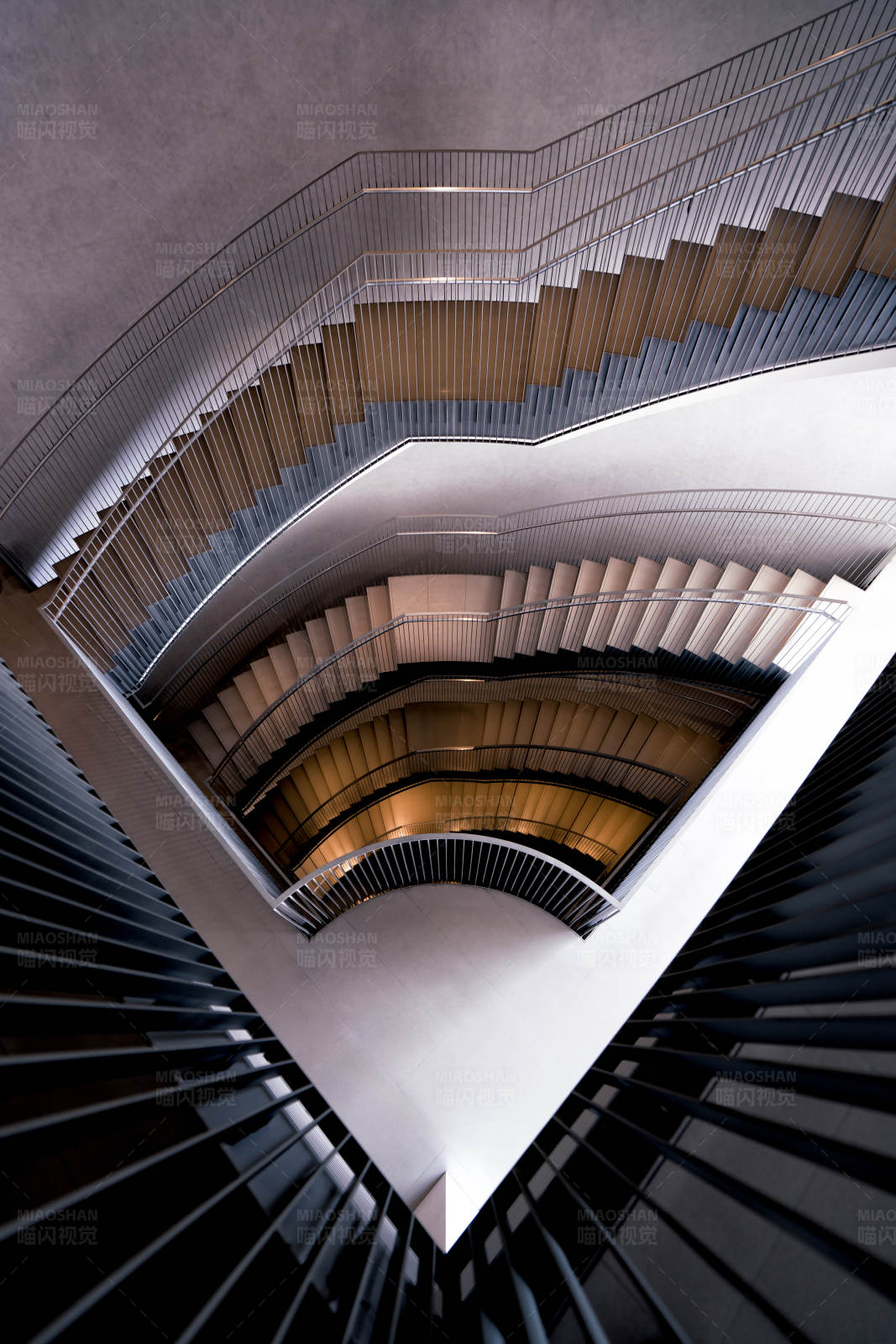 螺旋楼梯的几何之美图片