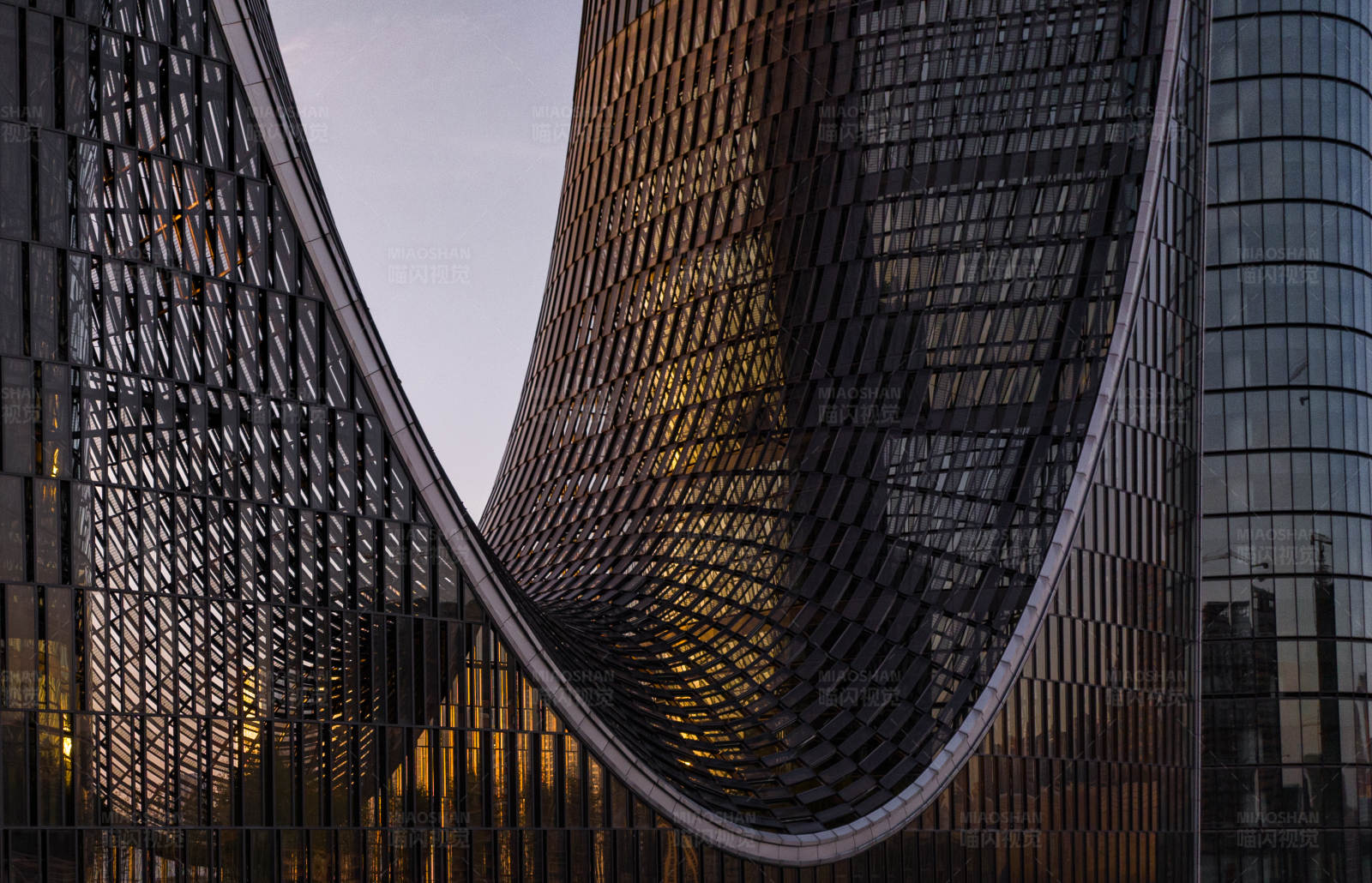 现代建筑的光影交错图片