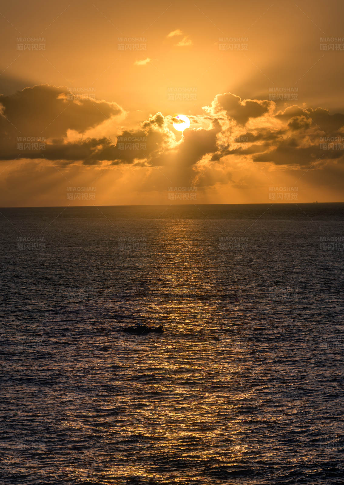 海上日落 光辉万丈图片