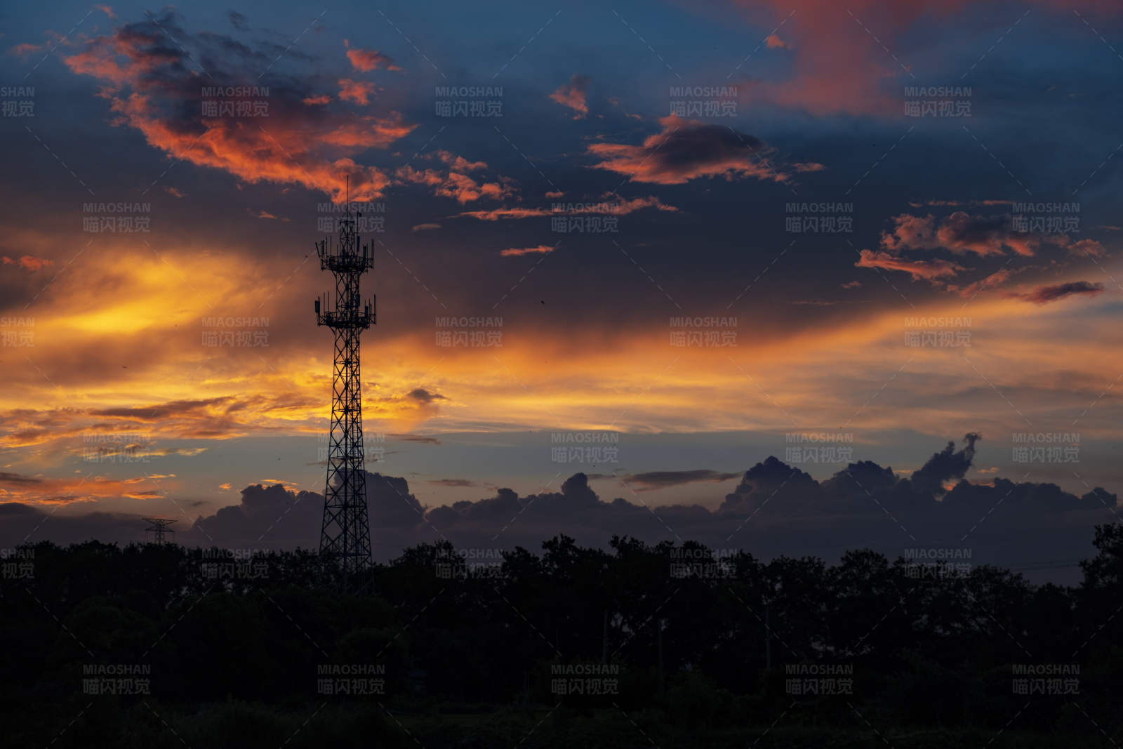 夕阳下的通信塔图片