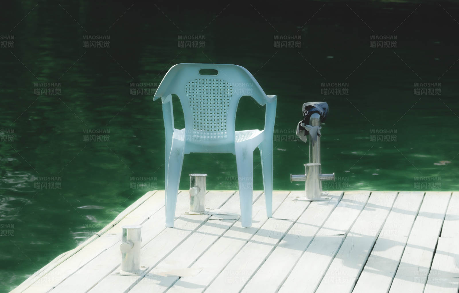 湖边的白色椅子图片