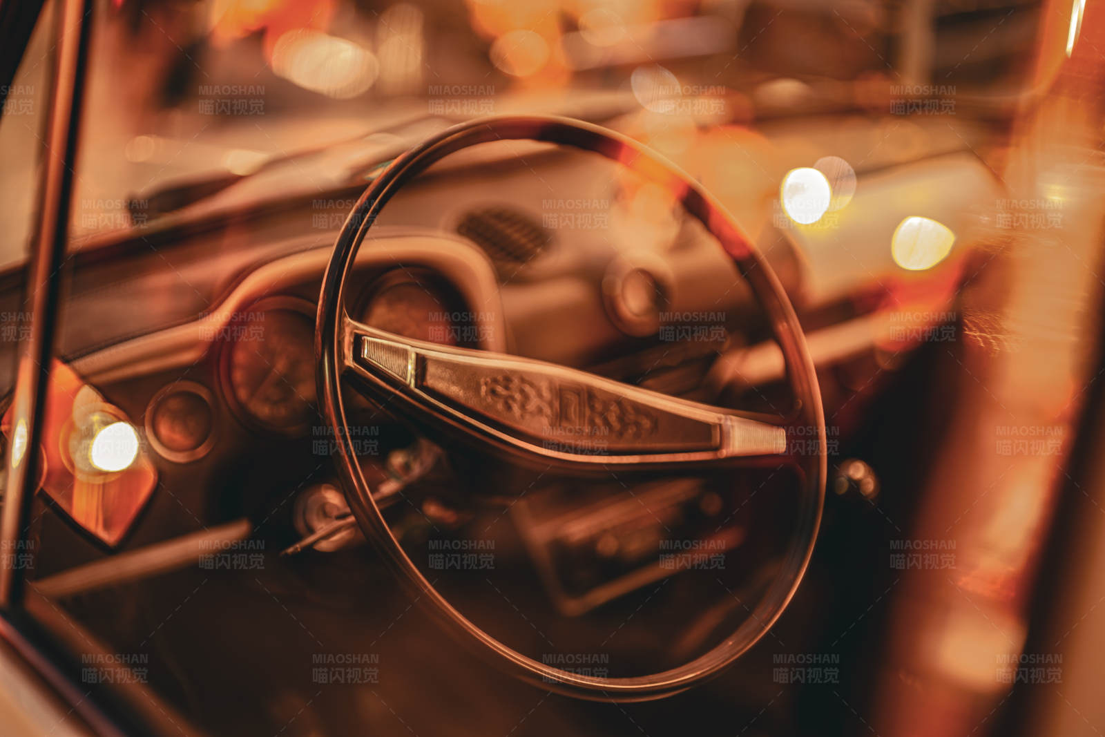 复古汽车方向盘特写图片