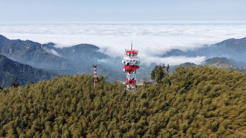 云端之上的通信塔图片