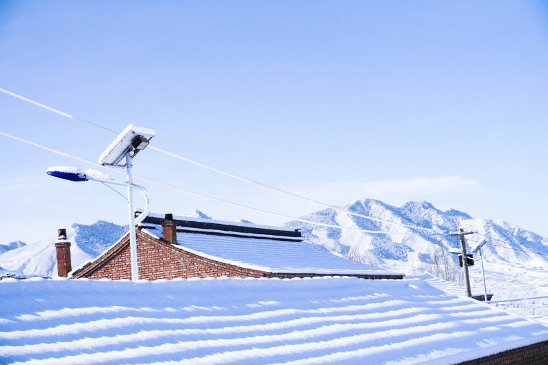 雪地屋顶的冬日景象图片