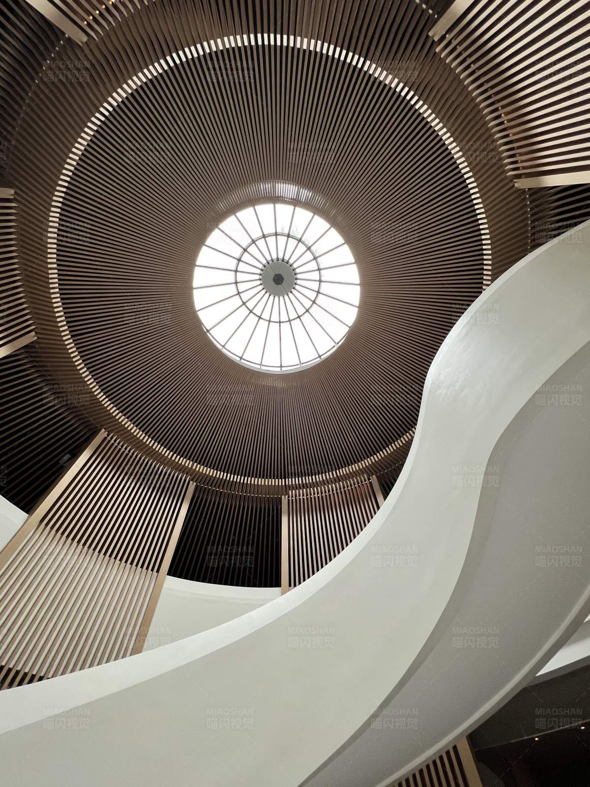 现代建筑的螺旋楼梯图片