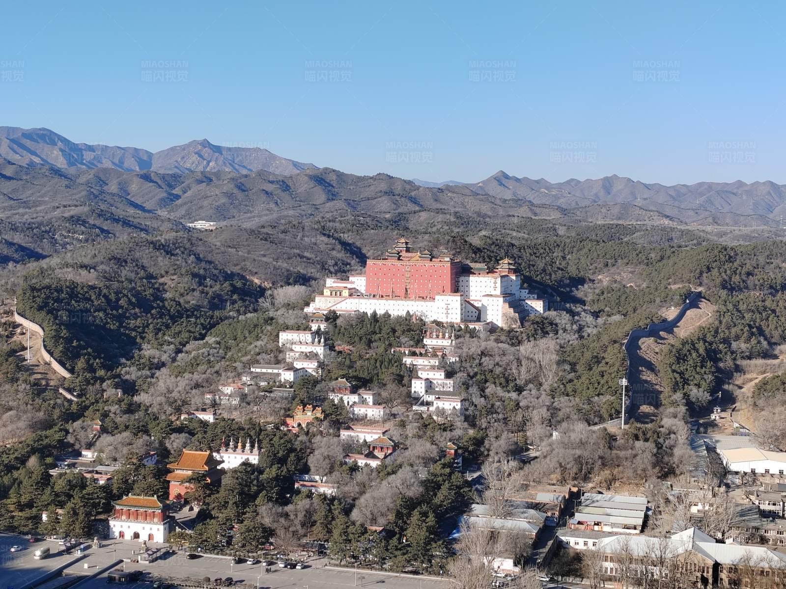 小布达拉宫全景图片