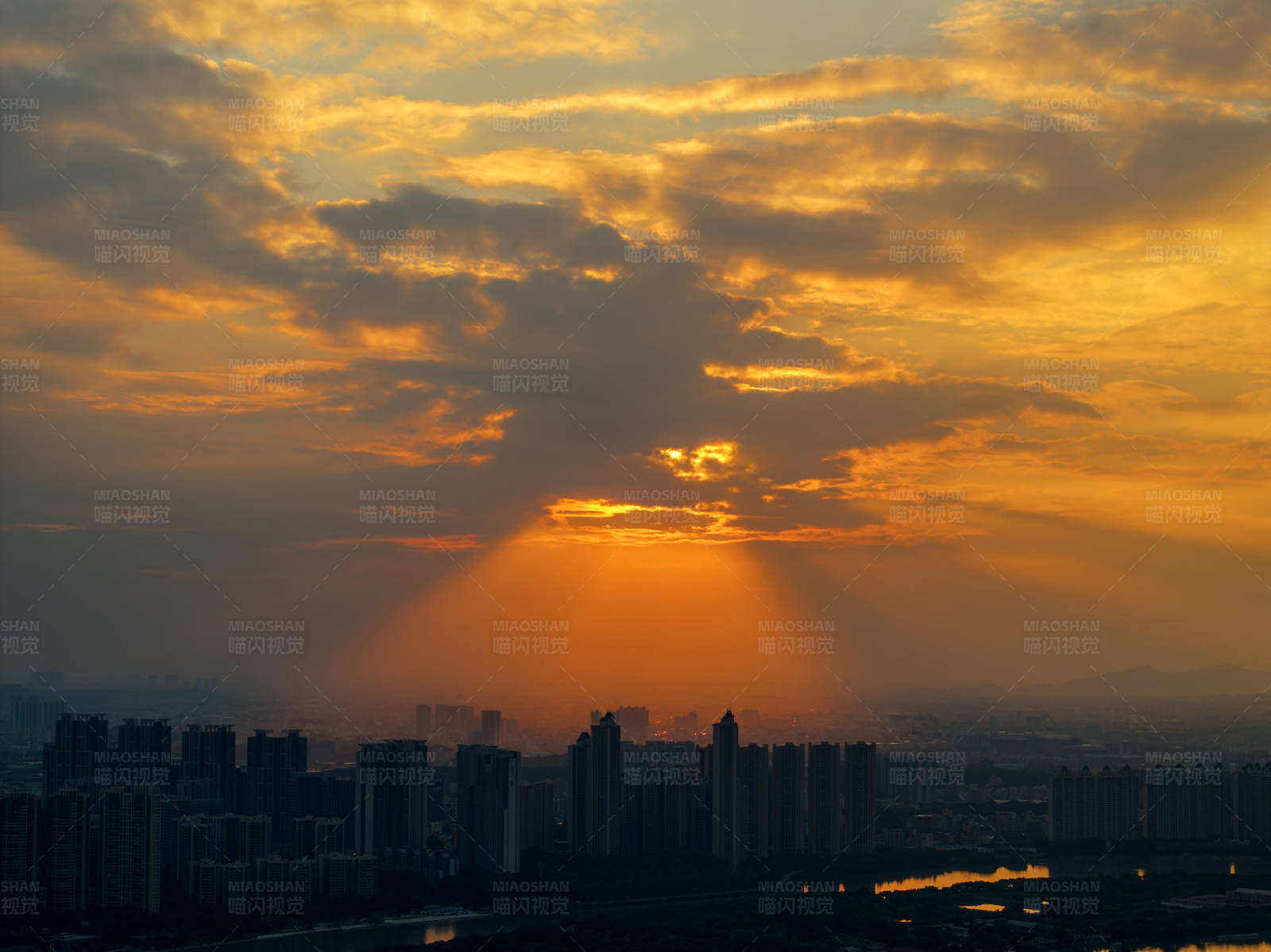 城市夕阳 云间金光图片