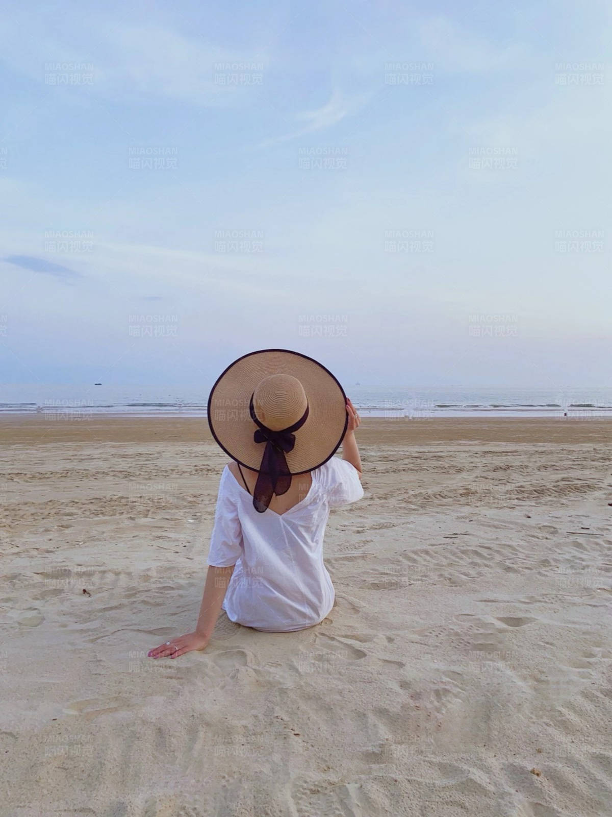 海滩上的宁静时光图片