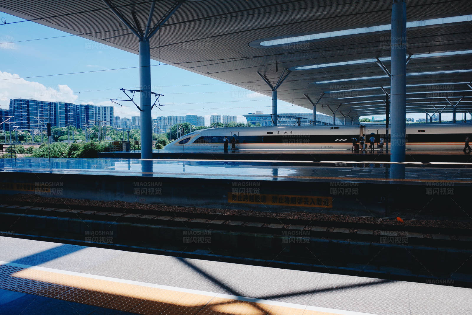 高铁进站瞬间图片