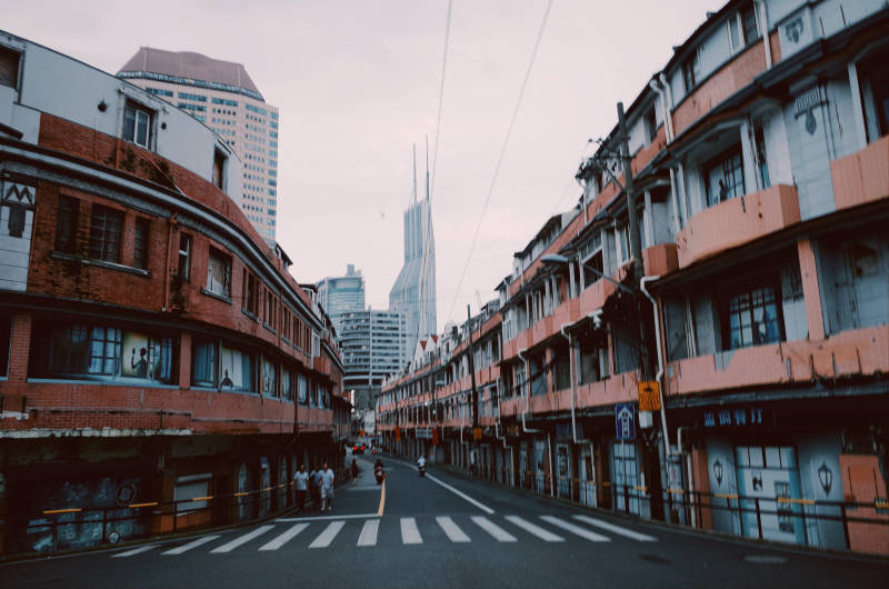 城市街道与高楼对比图片