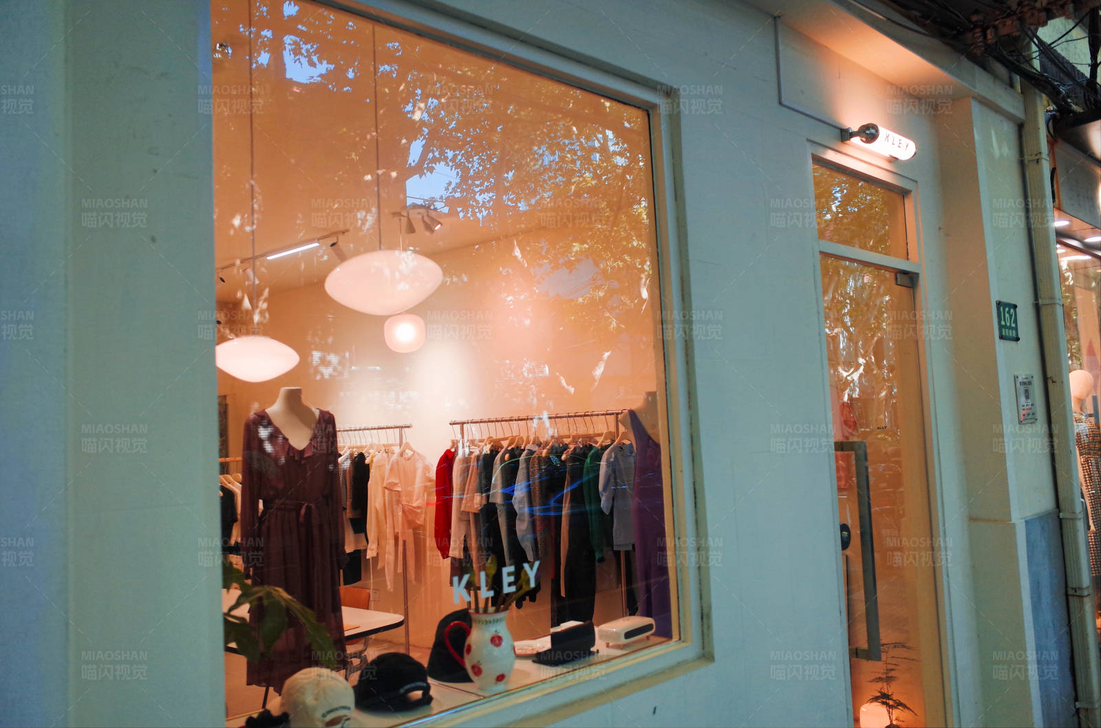 橱窗里的时尚展示图片