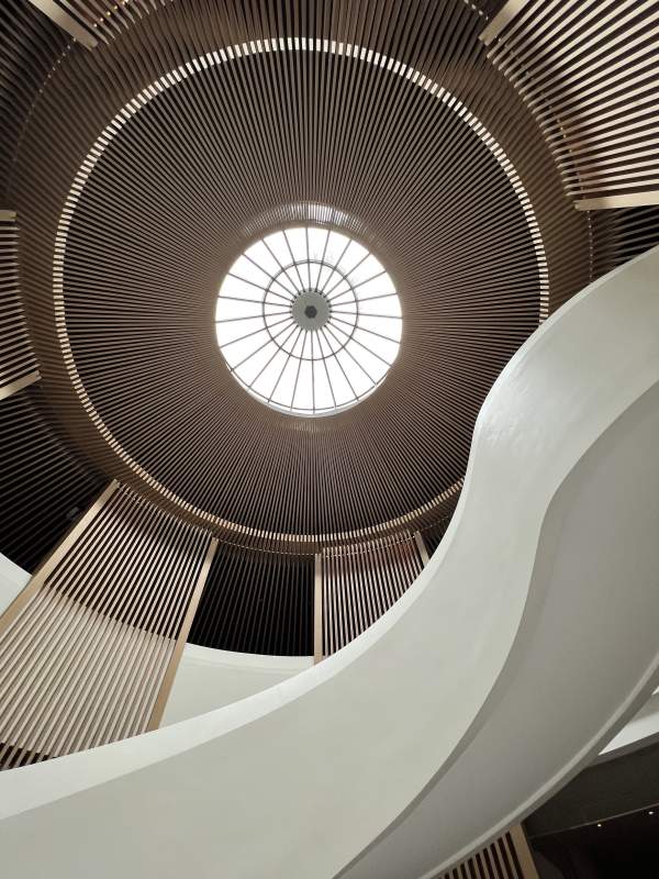 现代建筑的螺旋楼梯图片