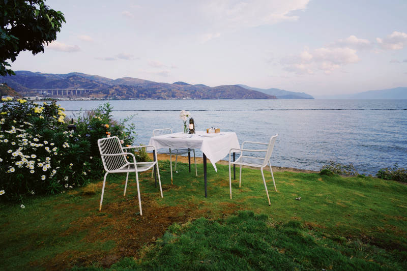 湖畔浪漫晚餐图片