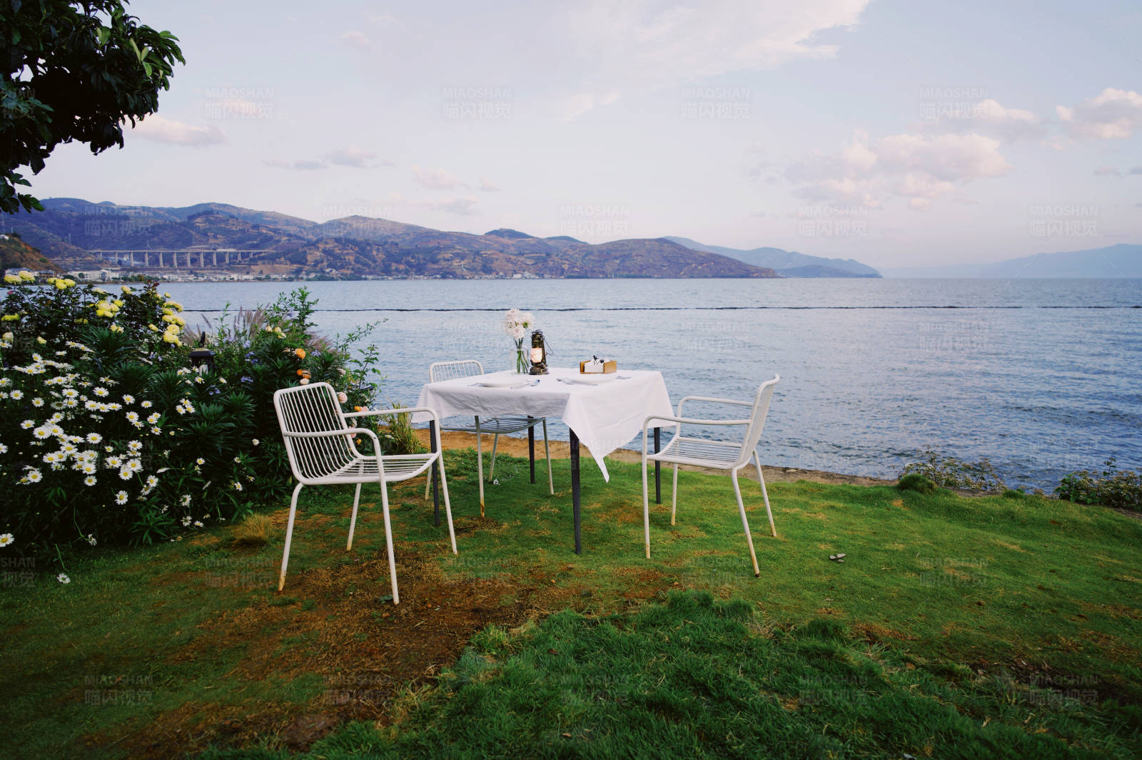 湖畔浪漫晚餐图片