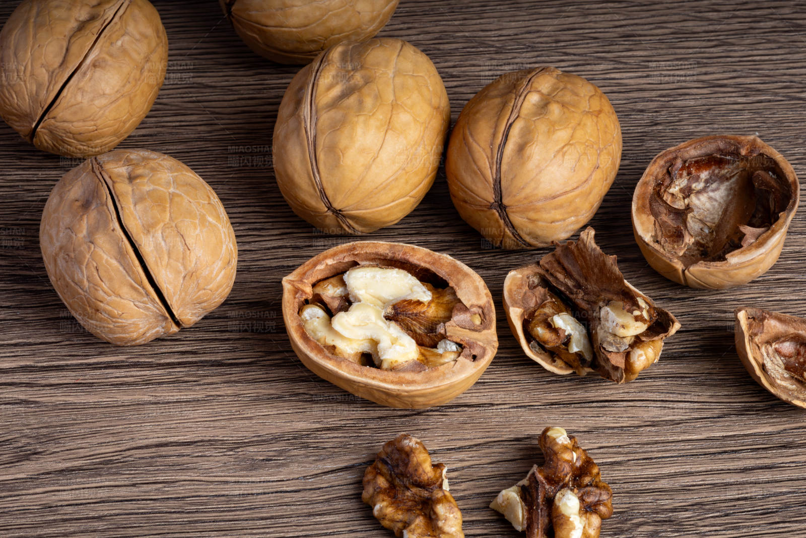 核桃的外壳与果仁图片
