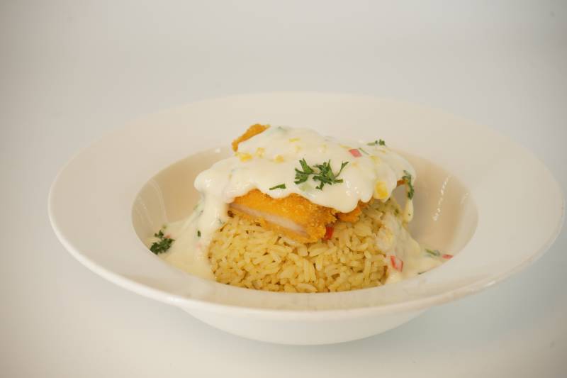 奶油酱汁烤鱼配米饭图片