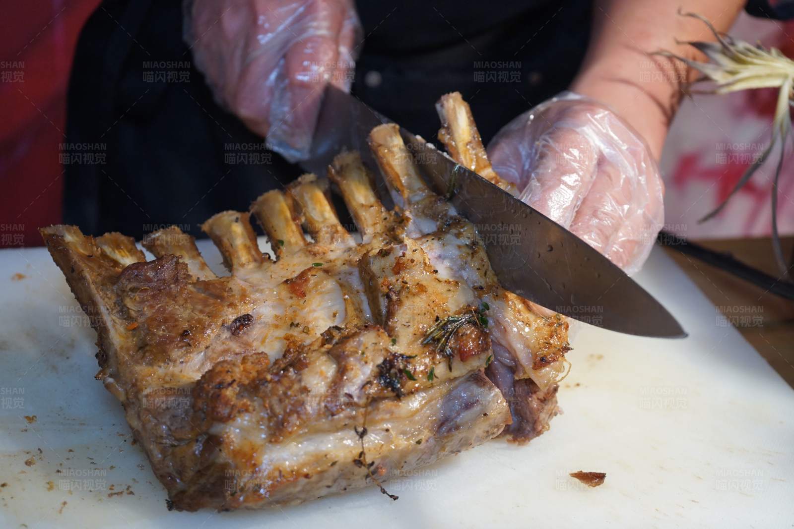 切割烤羊排图片