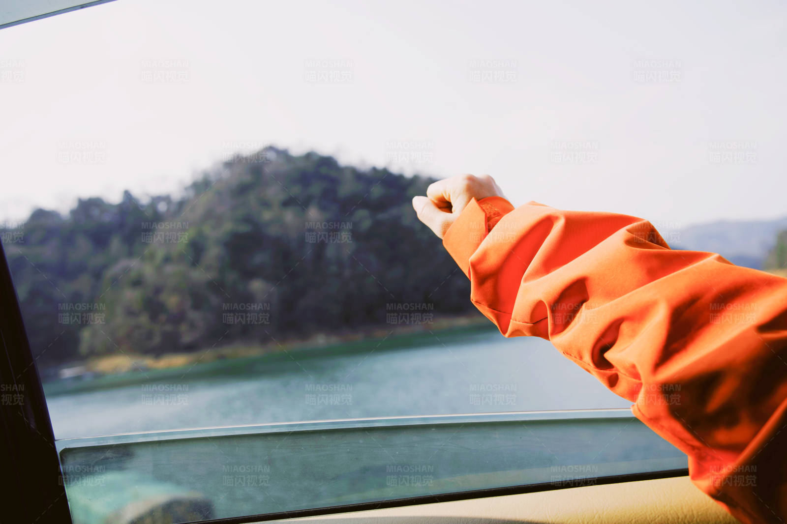 车窗伸出手 湖景山色图片