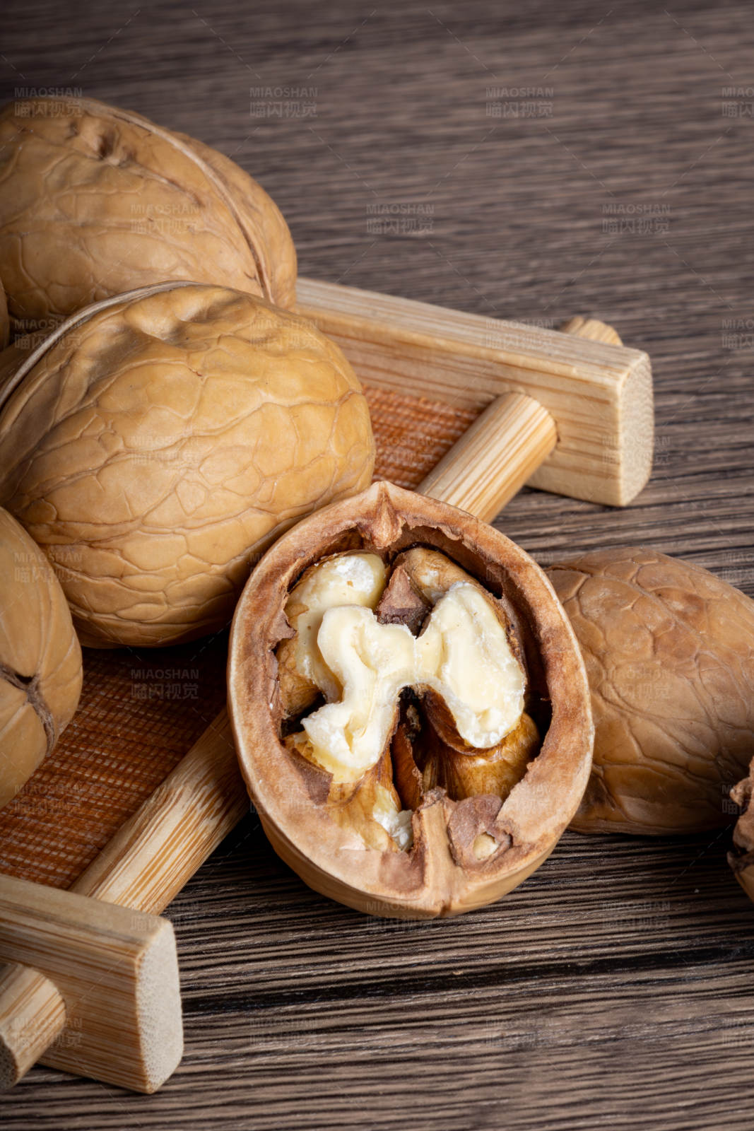 核桃与木制工具图片