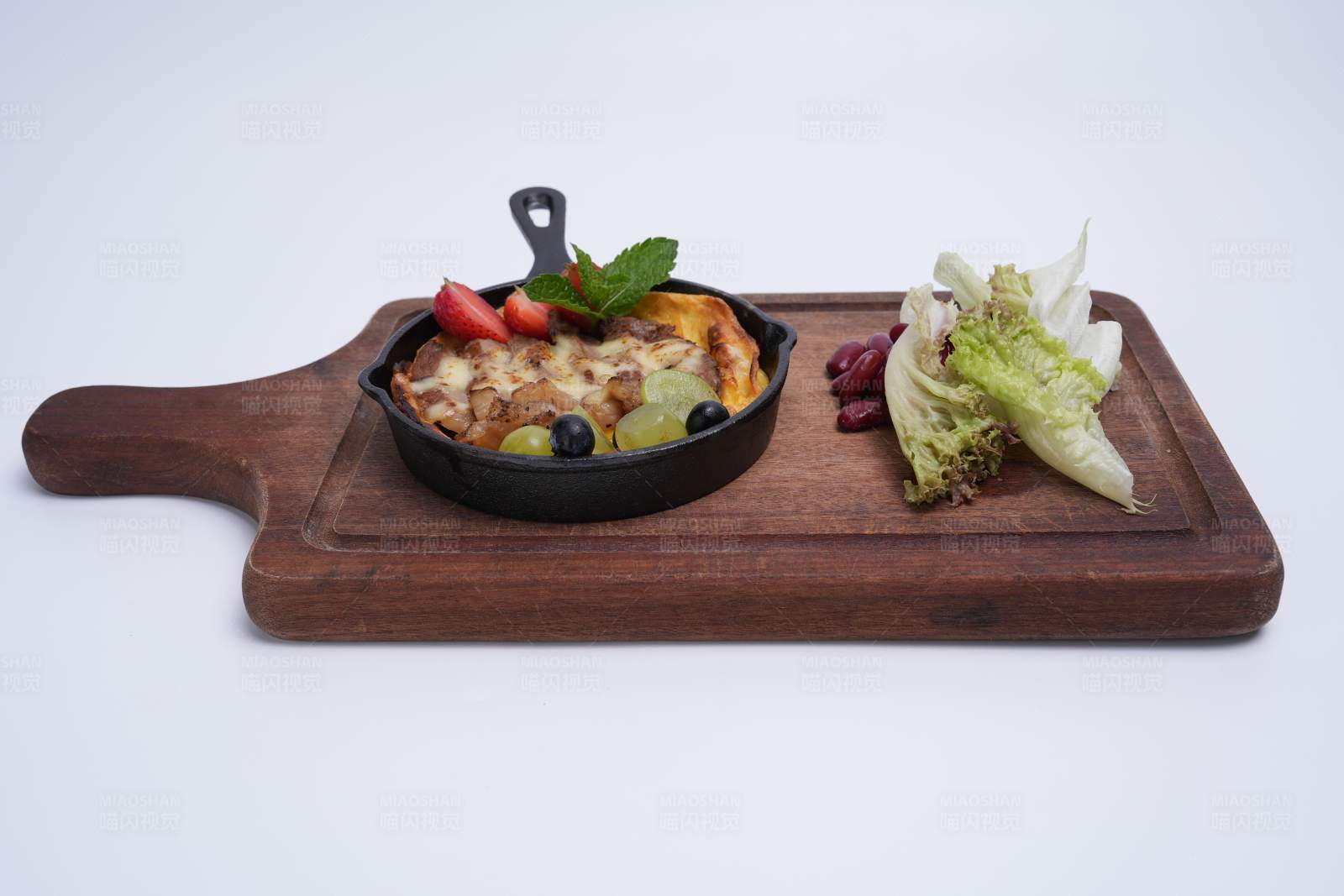 铁锅炖菜与生菜图片