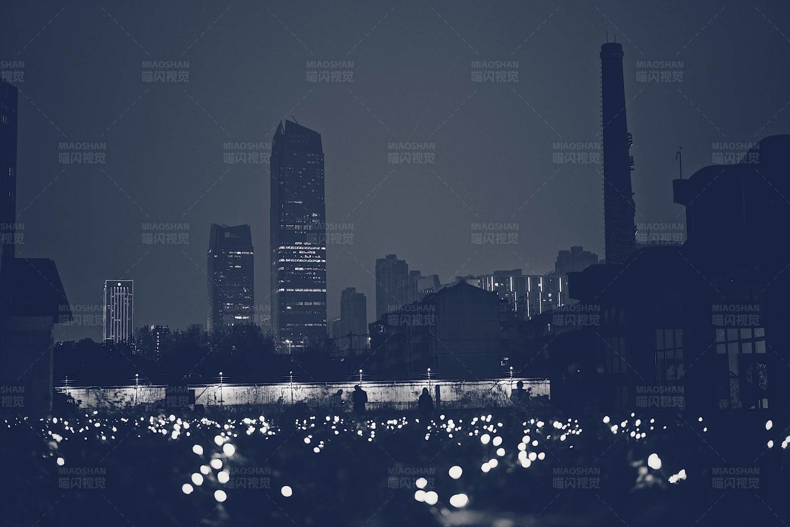 夜幕下的城市天际线图片