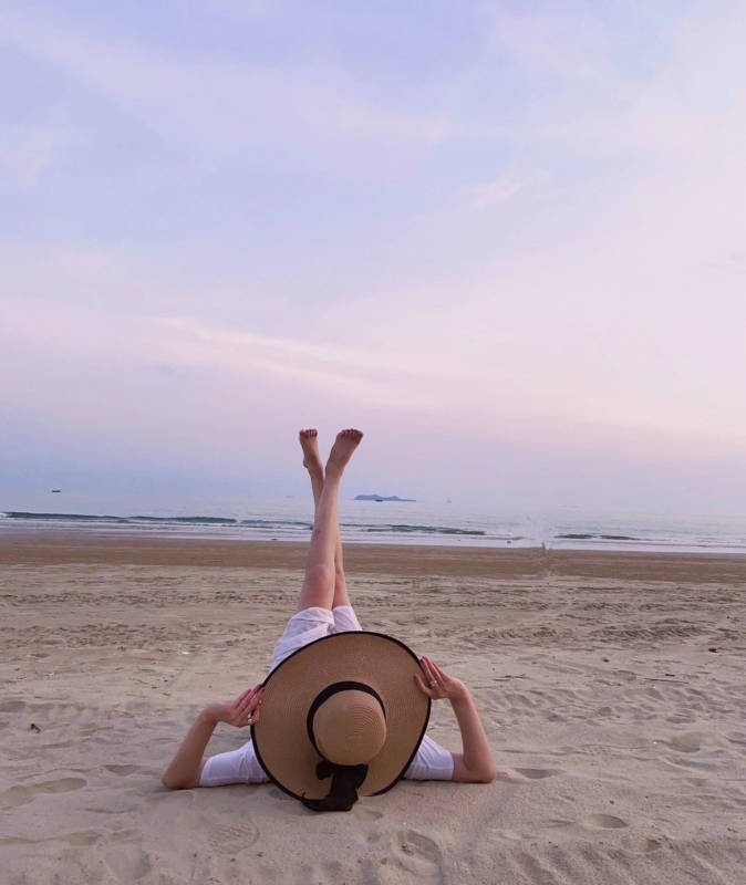 海滩日落悠闲时光图片