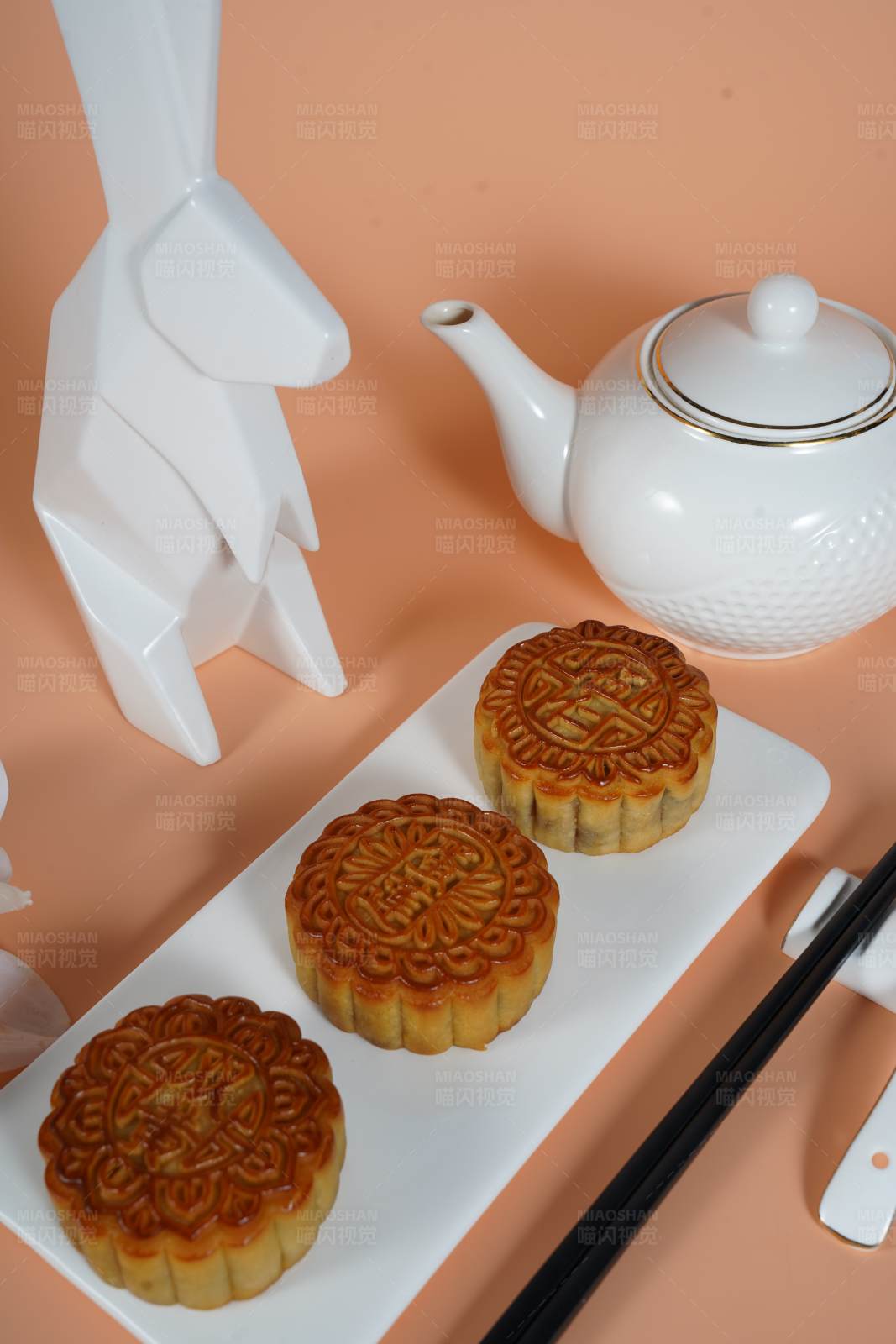 月饼与茶具的中秋搭配图片