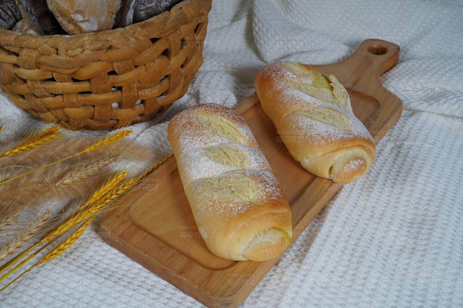 面包与麦穗的静谧时光图片