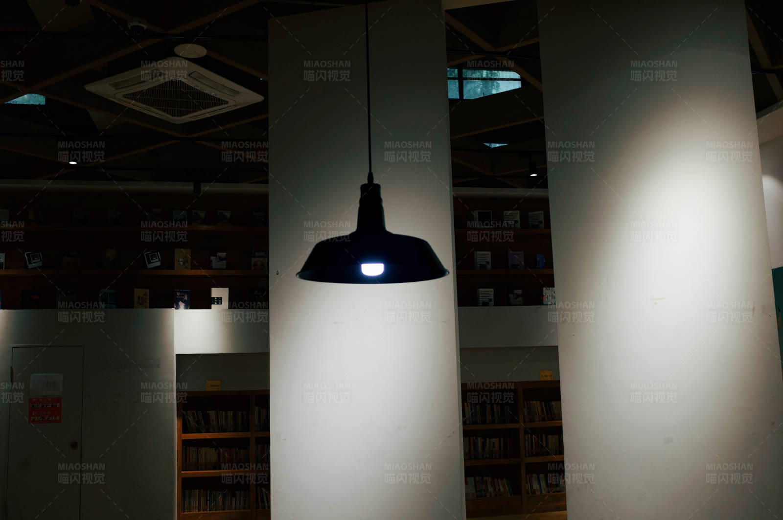 图书馆的灯光图片