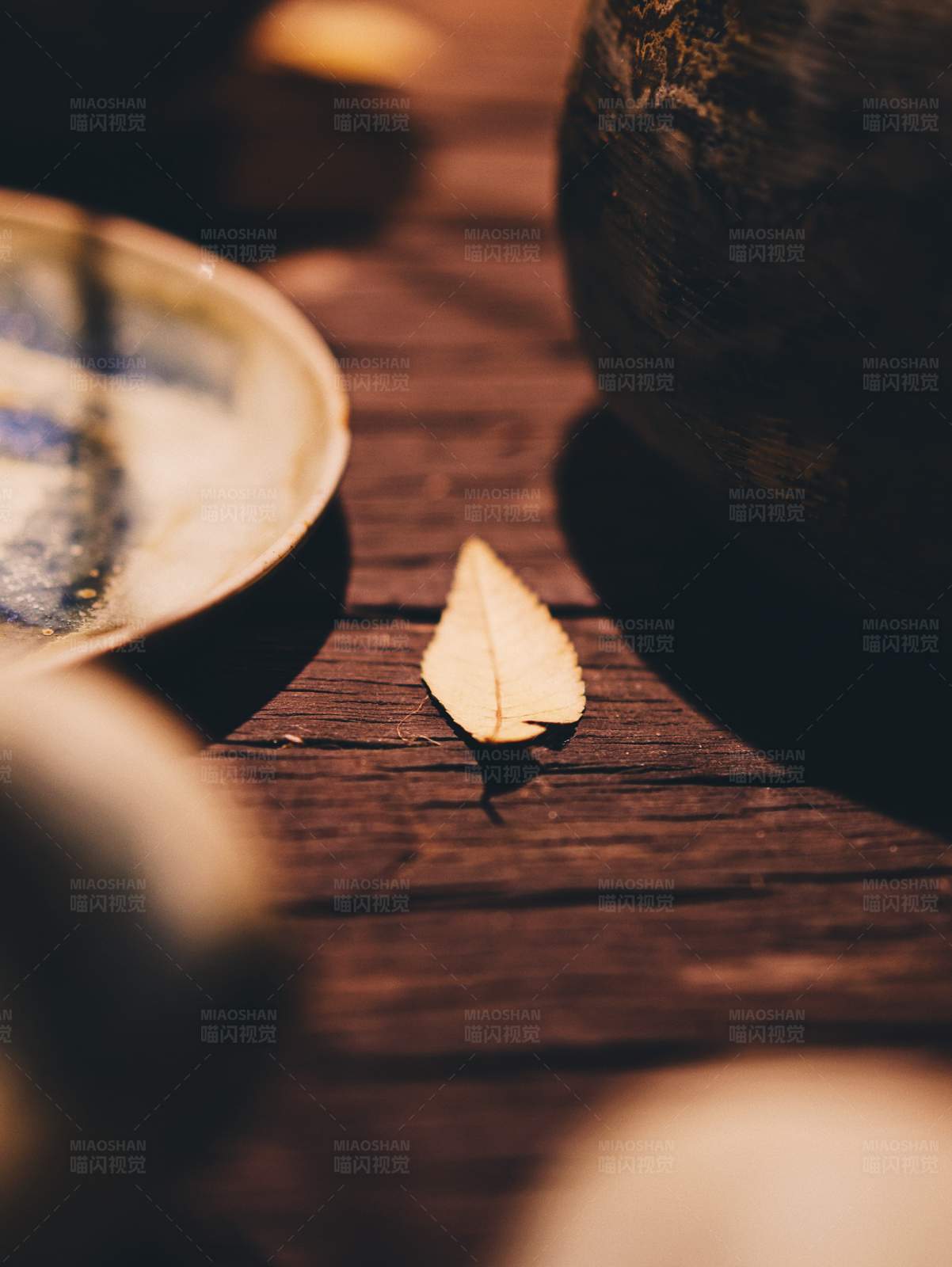 落叶与陶器图片