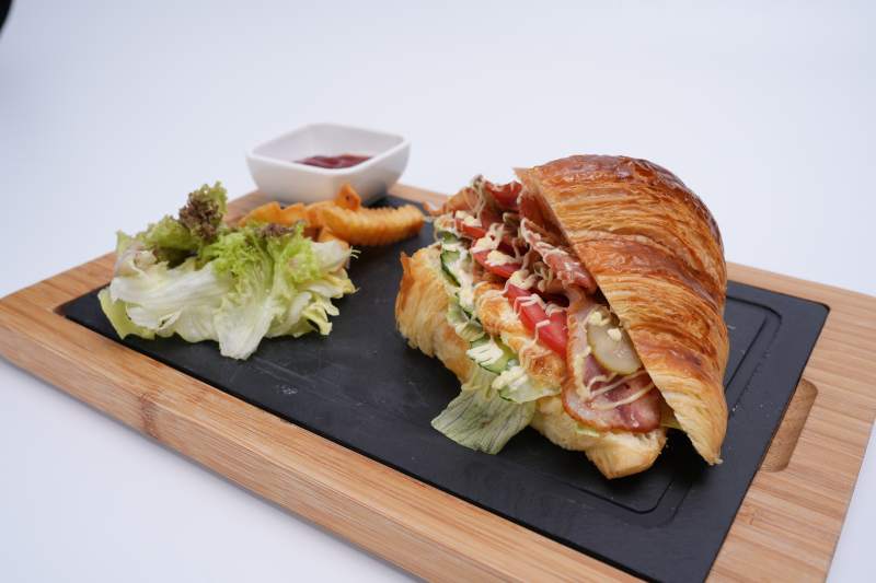 美味羊角面包三明治图片