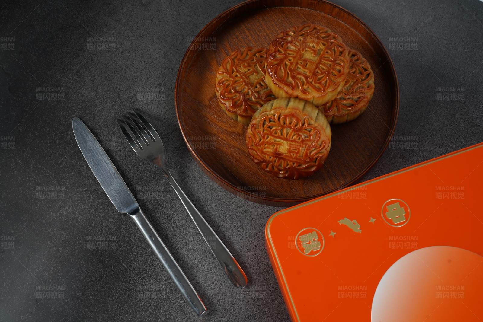 月饼与橙色礼盒图片