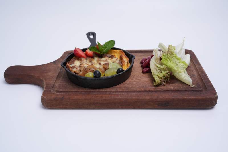 铁锅炖菜与生菜图片