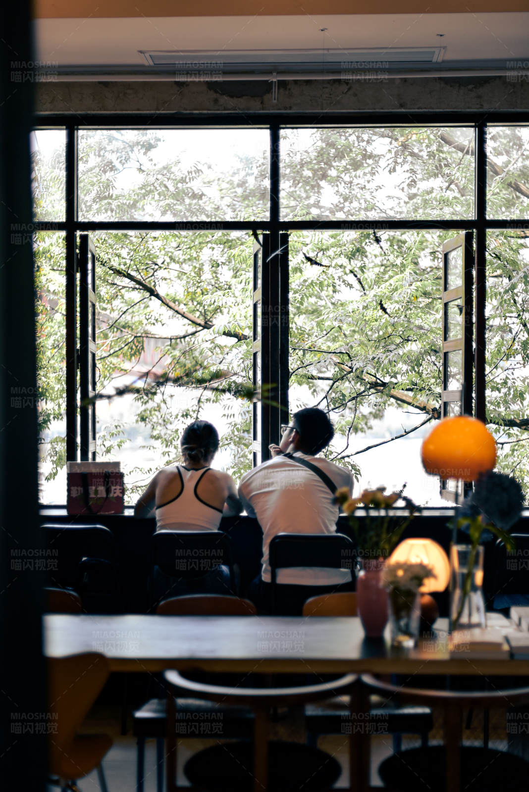 窗边的咖啡时光图片