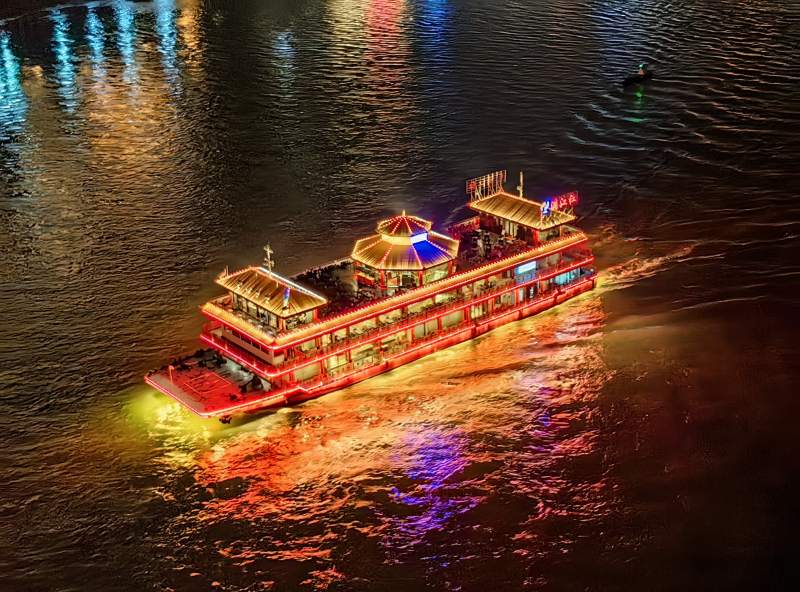 夜游江上的彩灯游船图片