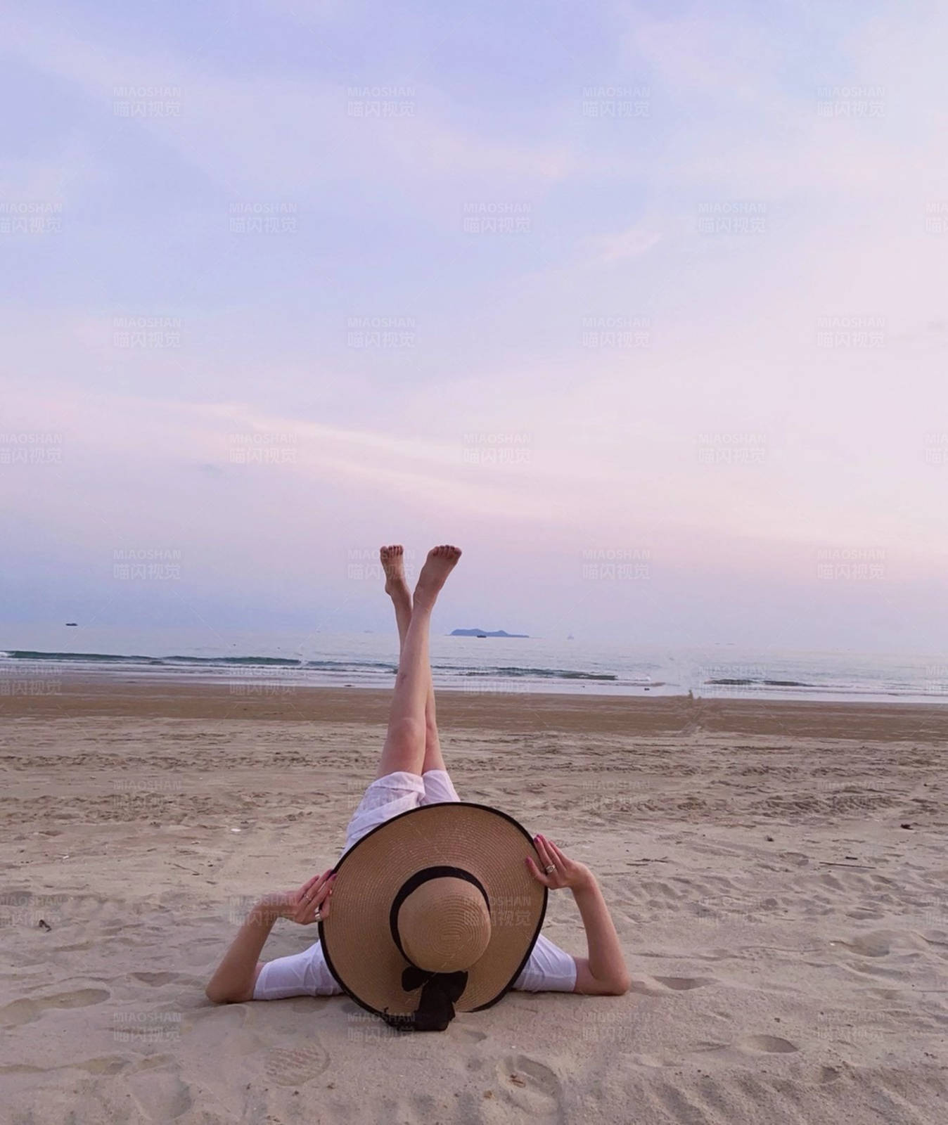 海滩日落悠闲时光图片