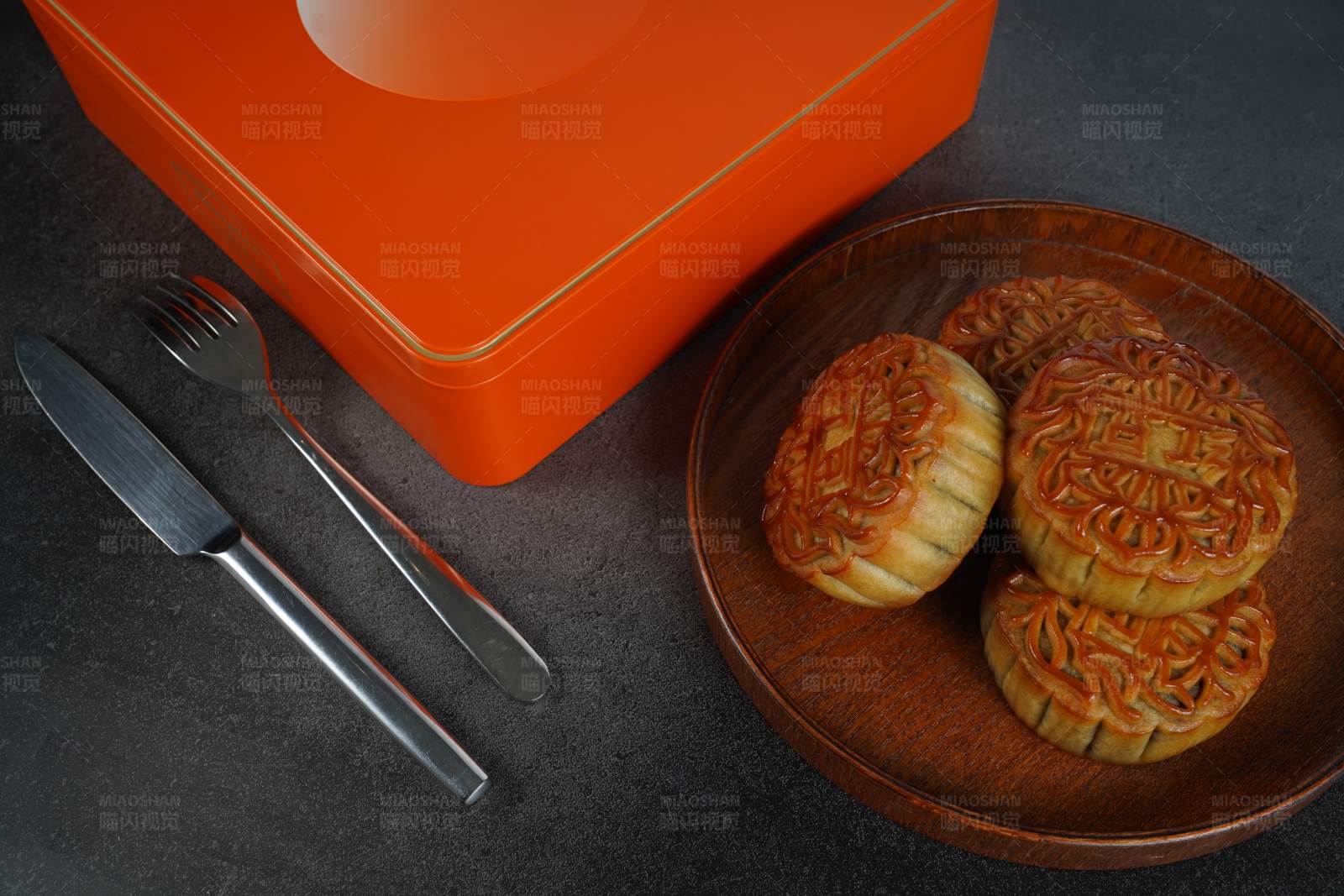 月饼与橙色礼盒图片