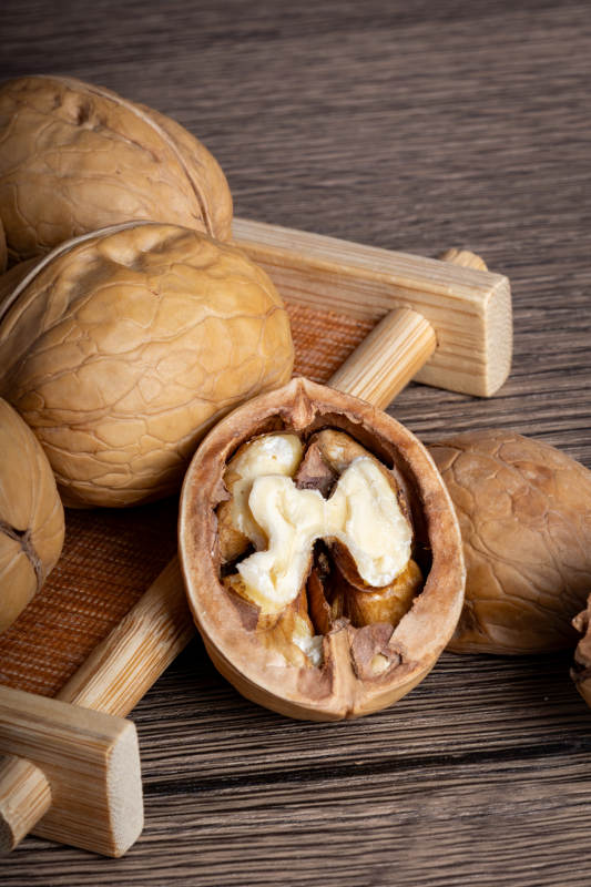 核桃与木制工具图片