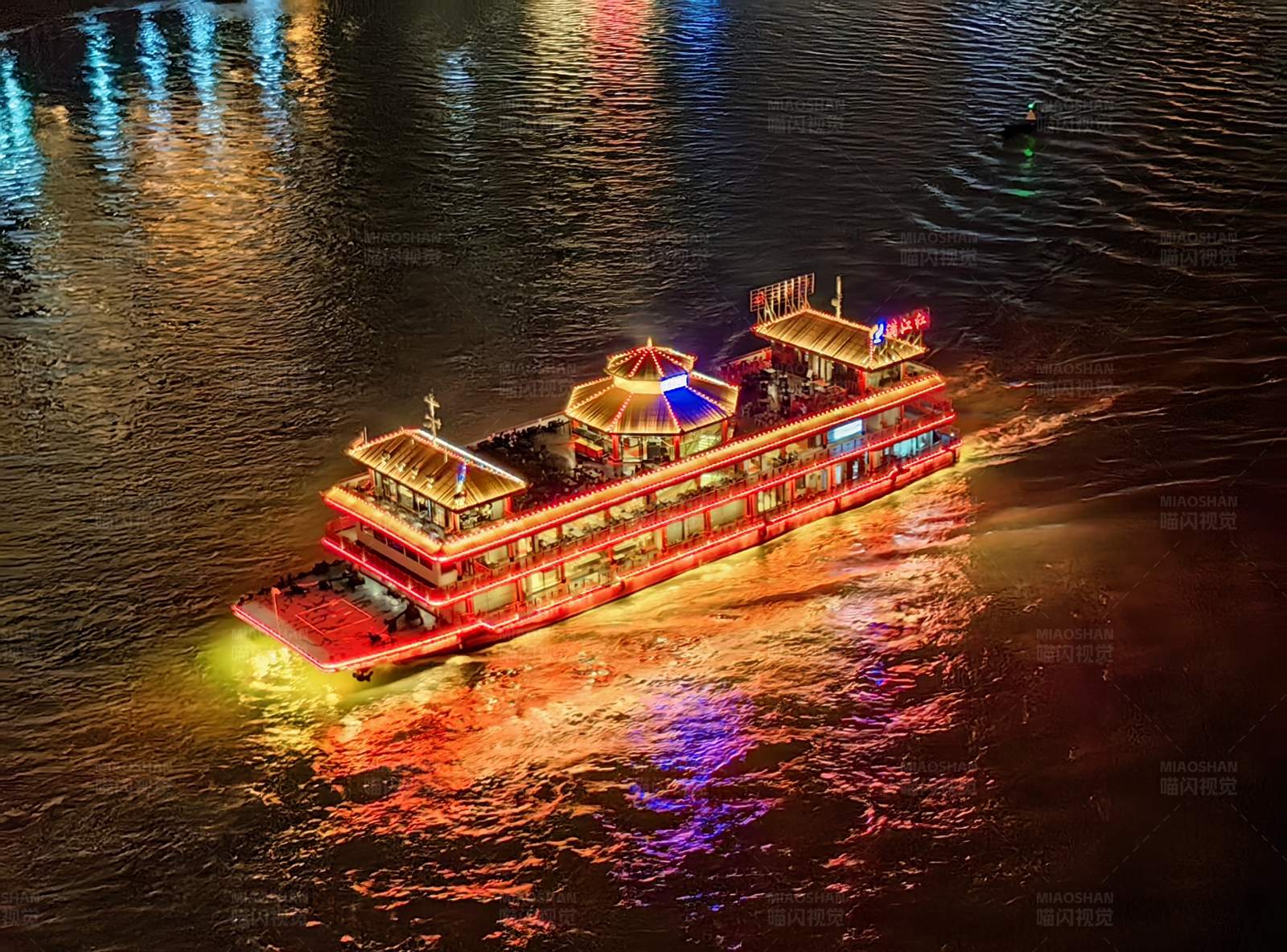 夜游江上的彩灯游船图片