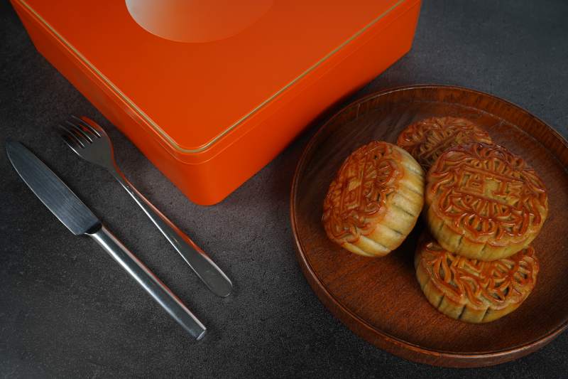 月饼与橙色礼盒图片