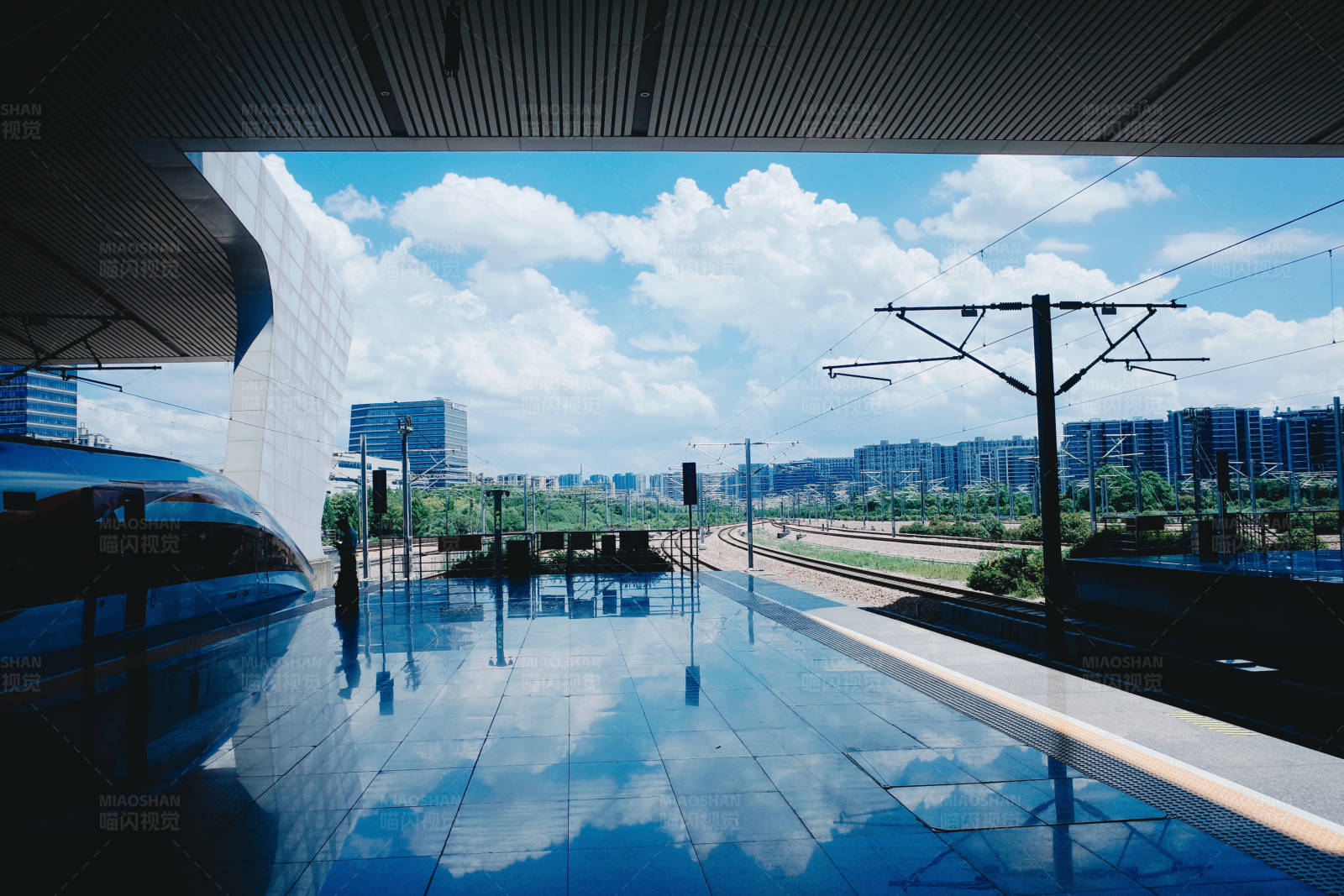 现代车站与蓝天白云图片