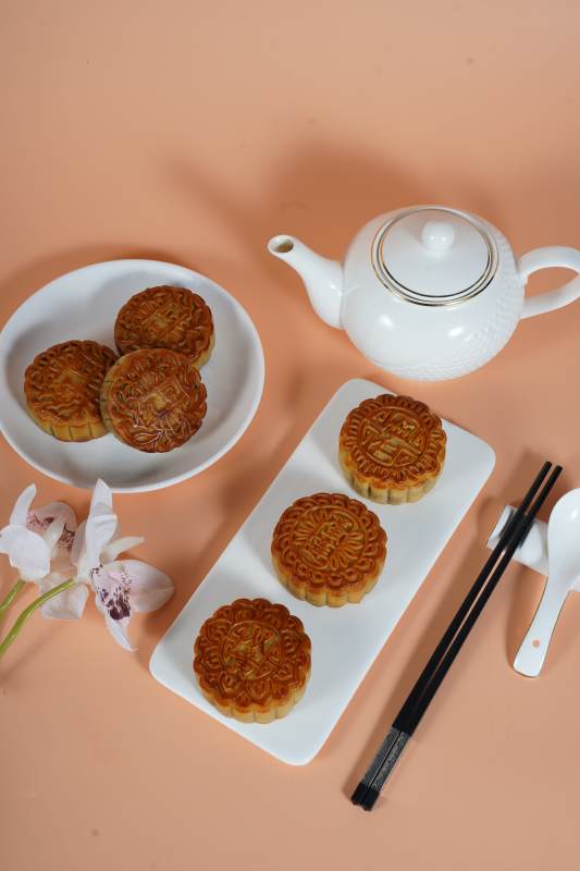 月饼与茶具图片