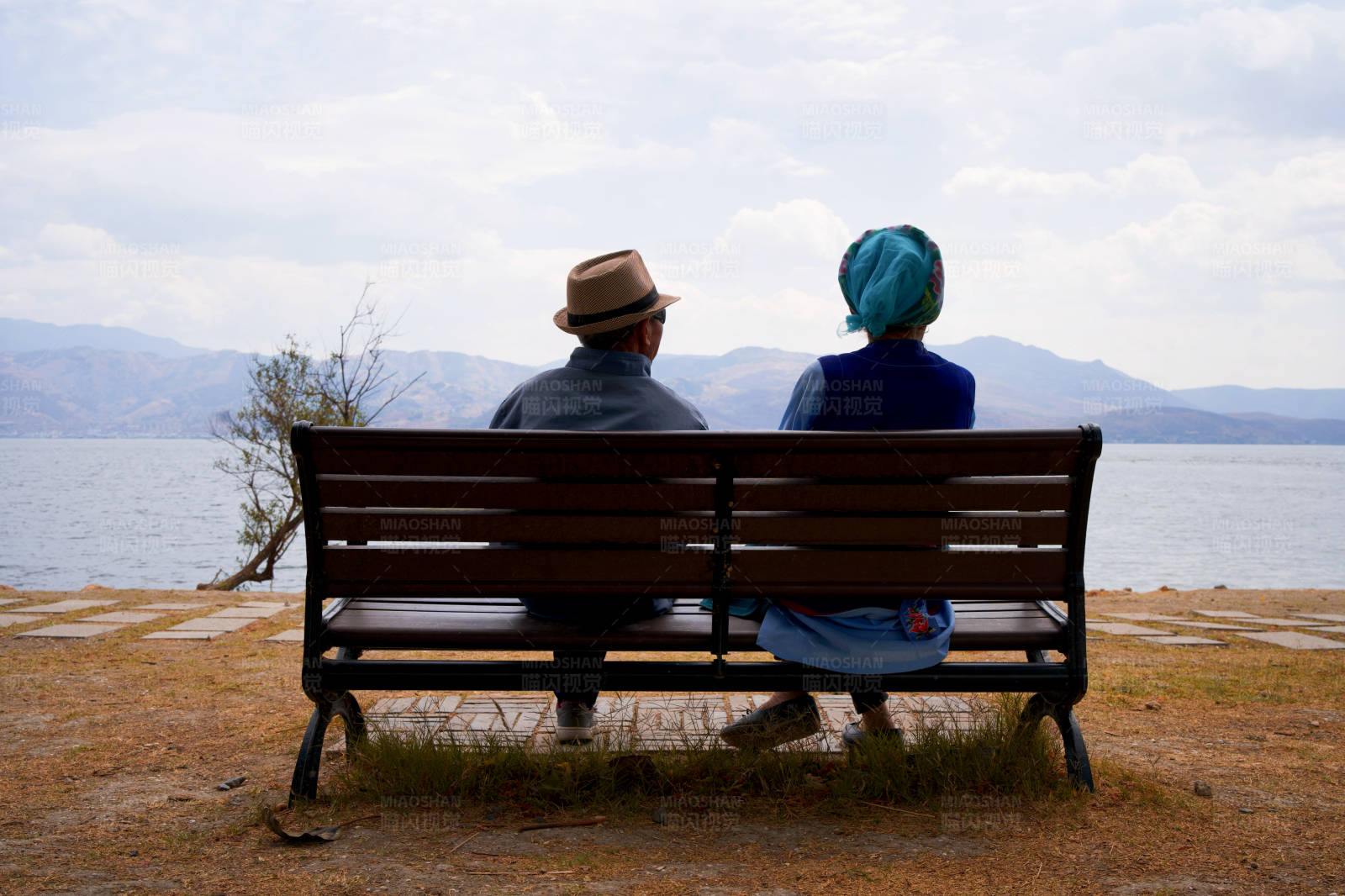 湖畔长椅上的静谧时光图片